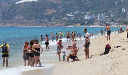 Alanya'da plajlar tıklım tıklım